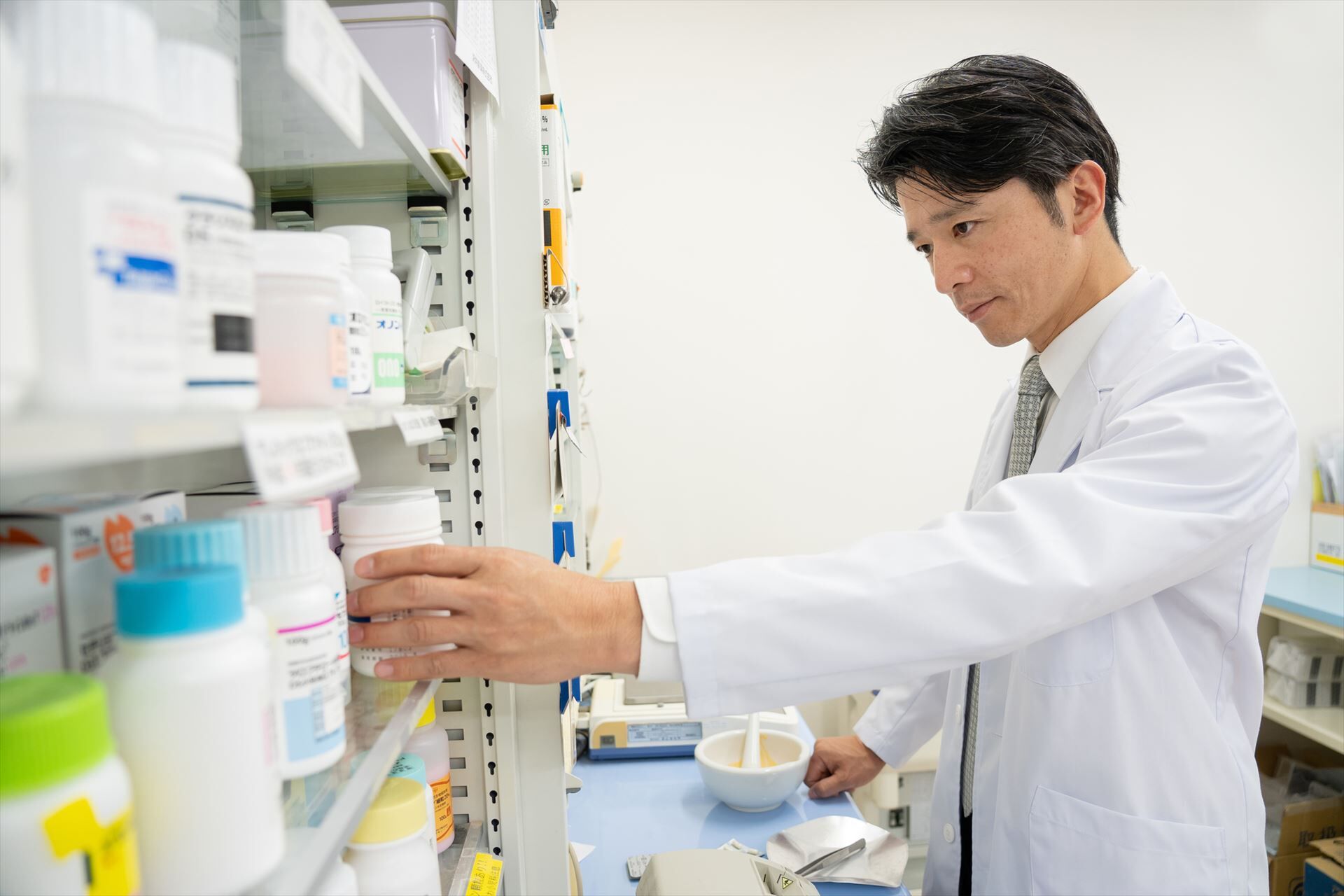 薬を手に取る男性薬剤師